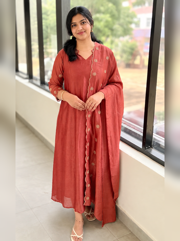 Top and scalloped dupatta in vichitra silk