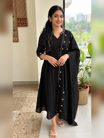 Top and scalloped dupatta in vichitra silk