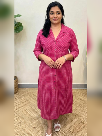 Dress in check pattern with collar neck pattern in show button only
